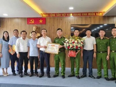 Bộ trưởng Bộ Giáo dục và Đào tạo tặng Bằng khen cho lực lượng Công an Đà Nẵng
