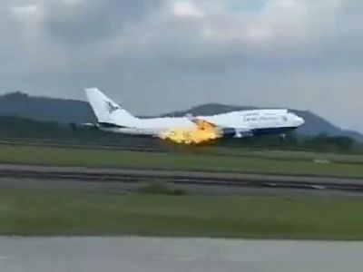 Video máy bay chở 450 người cháy động cơ, hạ cánh khẩn cấp