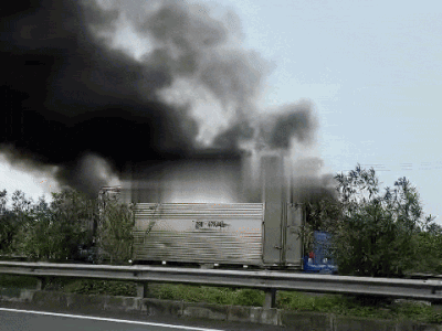 Video xe khách bất ngờ bốc cháy khi đang lưu thông trên cao tốc