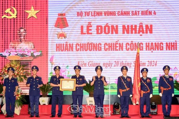 Bộ Tư lệnh Vùng Cảnh sát biển 4 nhận Huân chương Chiến công hạng Nhì
