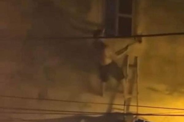 Chàng trai leo thang, đập tường cứu 3 người trong vụ cháy ở Hà Nội
