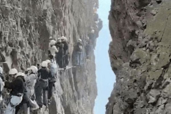 Độc lạ 'tắc núi' ở Trung Quốc, du khách chôn chân giữa vách đá thẳng đứng