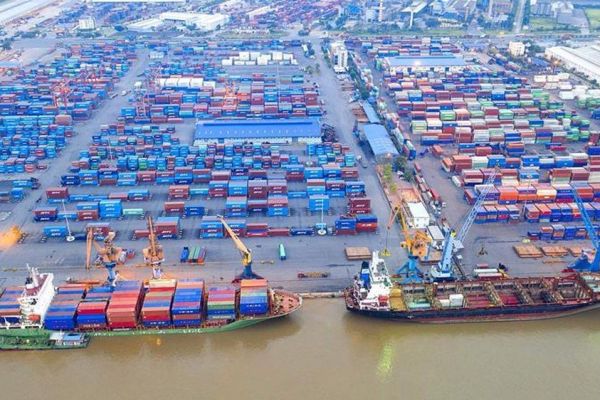 Giá cước container lại neo cao như thời Covid, triển vọng nào cho cổ phiếu nhóm cảng biển?
