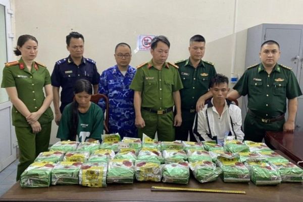 Hà Tĩnh: bắt hai vợ chồng vận chuyển 30kg ma túy đá