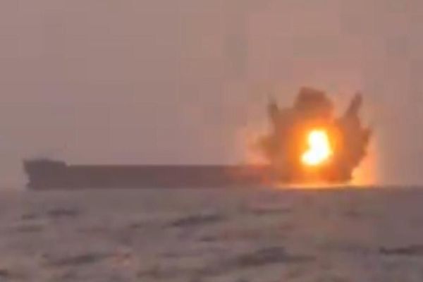 Houthi tung video xuồng không người lái tấn công tàu hàng trên Biển Đỏ