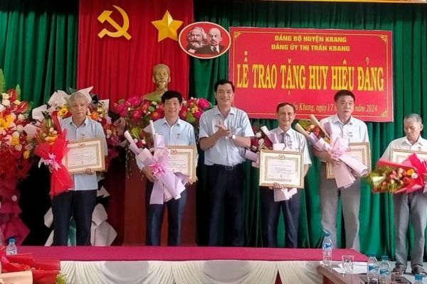 Kbang có 29 đảng viên vinh dự được trao huy hiệu Đảng đợt 19-5