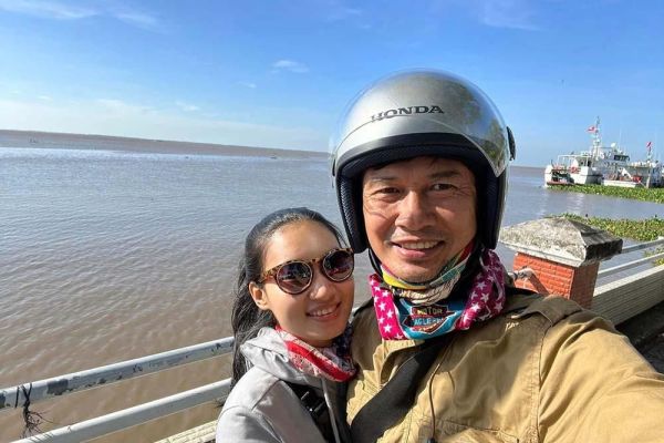 Nghệ sĩ Tiết Cương và vợ kém 26 tuổi thăm nhà mới của MC Cát Tường