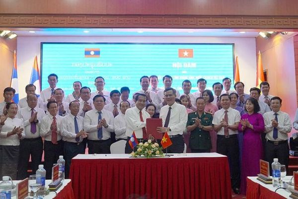 Thắt chặt tình đoàn kết, hữu nghị, hợp tác, phát triển giữa hai tỉnh Quảng Bình-Khăm Muồn