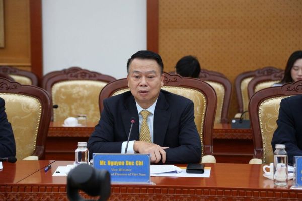 Thứ trưởng Bộ Tài chính Nguyễn Đức Chi tiếp Chủ tịch Tập đoàn Standard Chartered