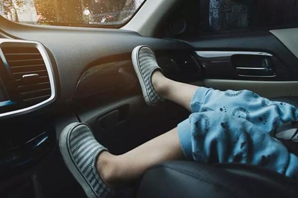 Trẻ em dưới 10 tuổi không được ngồi hàng ghế trước ôtô