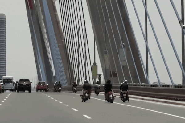 Video 4 thanh niên 'đánh võng' trên cầu Nhật Tân
