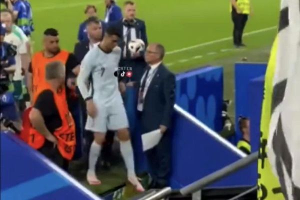 Video khoảnh khắc kinh hoàng Ronaldo bị CĐV dùng 2 chân đạp vào người ở Euro 2024