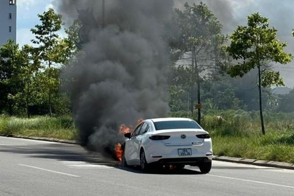 Video ô tô Mazda bốc cháy ngùn ngụt trên đường phố Hà Tĩnh