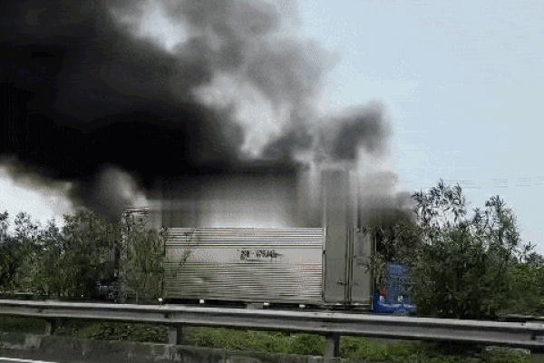Video xe khách bất ngờ bốc cháy khi đang lưu thông trên cao tốc