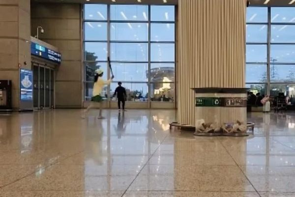 Xác minh 2 du khách chơi tennis tại sân bay Hàn Quốc