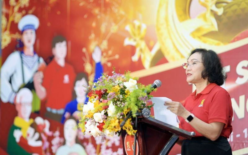 Bia Saigon trao tay 600 phần quà cho công nhân tại Hà Nội