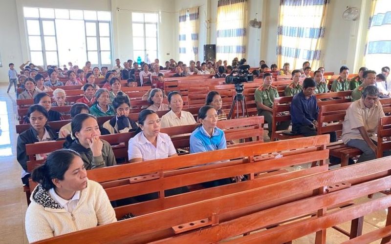 Công an thị xã Ayun Pa tuyên truyền pháp luật cho 250 giáo dân