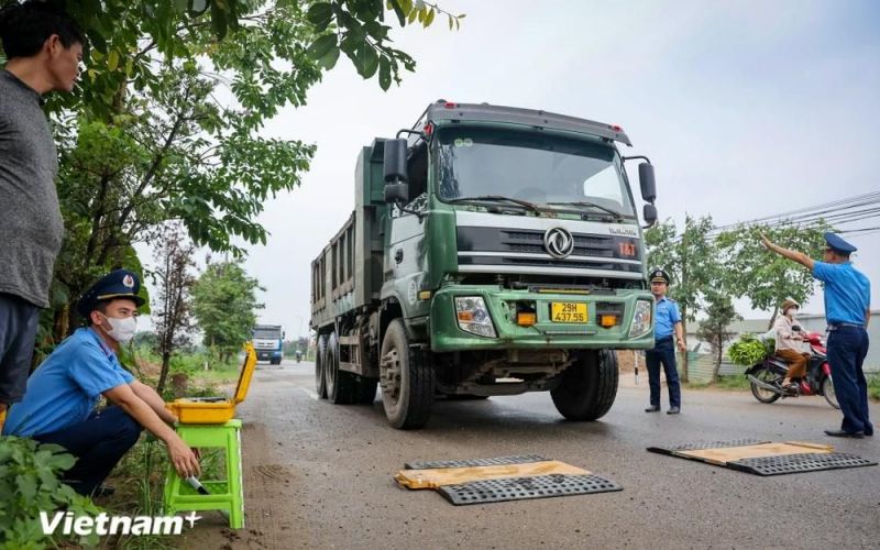 Hà Nội: Lái xe chở quá tải 'chây ỳ,' tìm cách né tránh xử phạt vi phạm