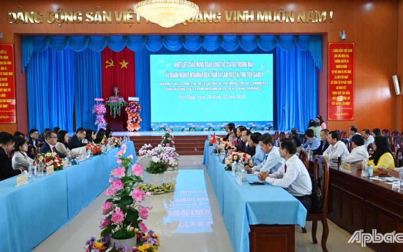 Lãnh đạo huyện Tân Phú Đông làm việc với Đoàn công tác của Bộ Thương mại Myanmar tại Tiền Giang