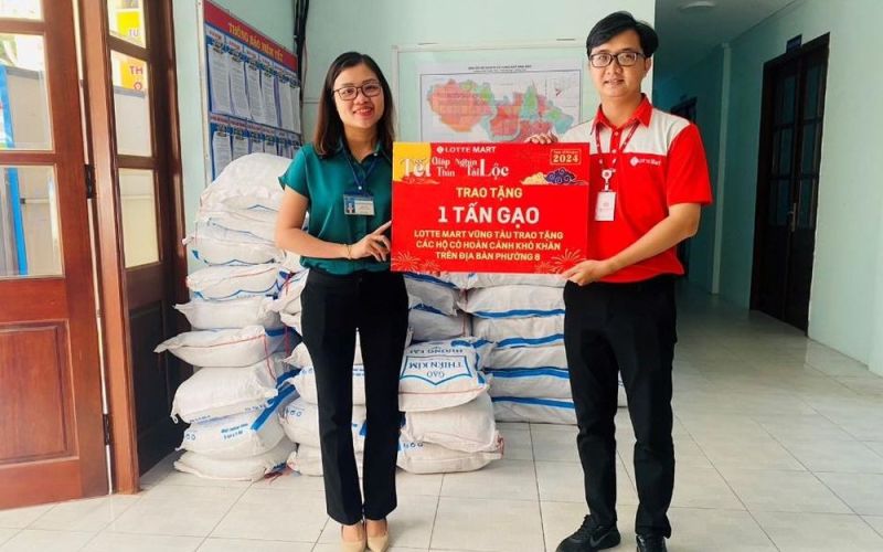 LOTTE Mart tiếp nối chương trình trao tặng 16 tấn gạo yêu thương