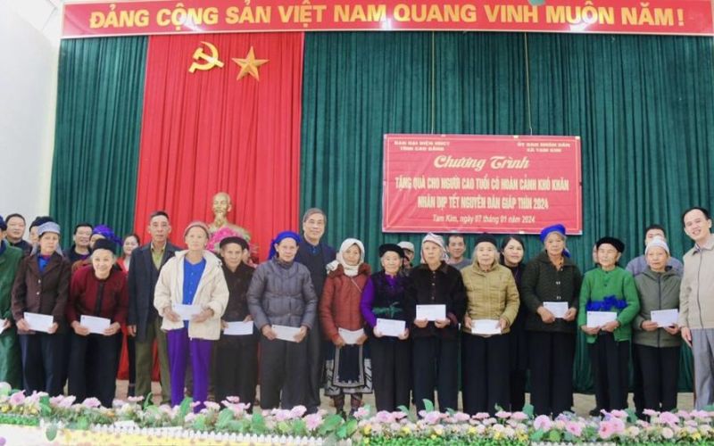 Tặng 30 suất quà cho người cao tuổi có hoàn cảnh khó khăn huyện Nguyên Bình