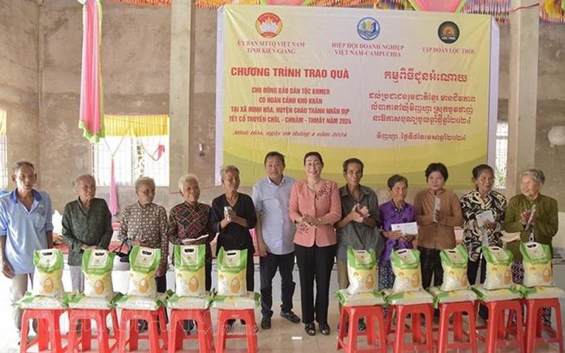 Trao 500 suất quà cho đồng bào Khmer dịp Tết cổ truyền Chôl Chnăm Thmmây