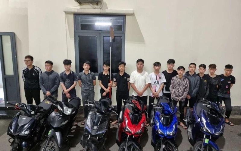 30 thanh thiếu niên cầm hung khí đuổi đánh nhau trên đường ở Đà Nẵng