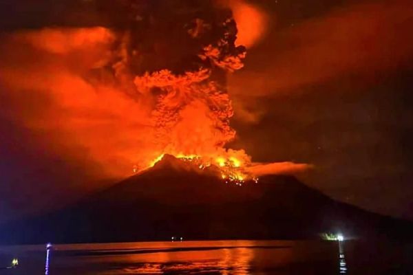 Ảnh, Video: Núi lửa phun nguy hiểm nhiều ngày liền, Indonesia cảnh báo sóng thần