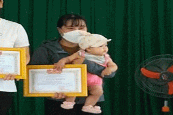 Bến Tre, Tiền Giang: Khen thưởng phụ nữ sinh đủ 2 con trước 35 tuổi
