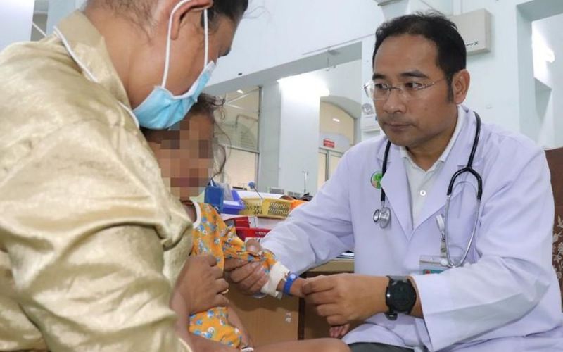 Cứu bé gái người Campuchia bị sốt xuất huyết vượt cửa tử