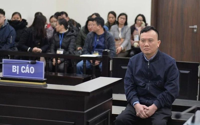 Cựu giám đốc CDC Hà Nội chóng mặt, nhập viện nên tòa hoãn xử