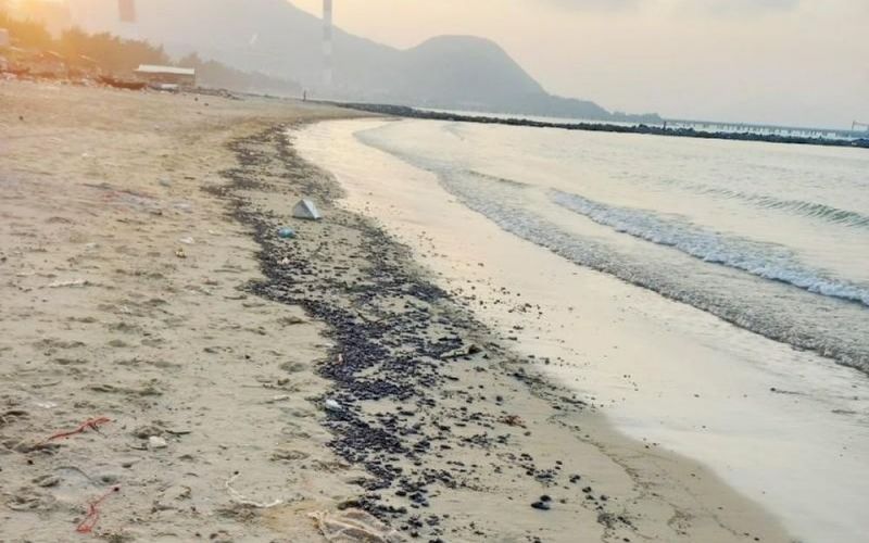 Dầu hắc vón cục xuất hiện đen kịt dọc bờ biển ở Hà Tĩnh