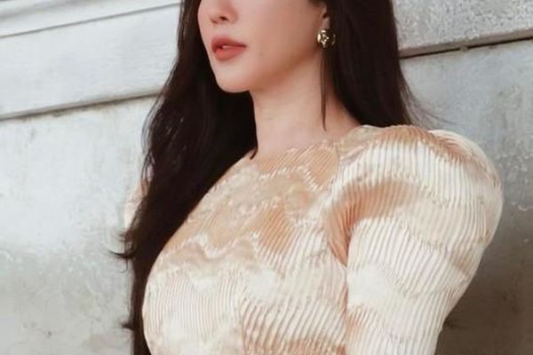 Dinh thự đồ sộ như lâu đài của 'Hoa hậu thơm nhất showbiz Việt'