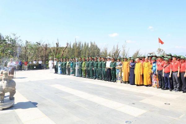 Đoàn công tác thành phố Hà Nội dâng hương tưởng niệm các anh hùng, liệt sĩ tại Cam Ranh