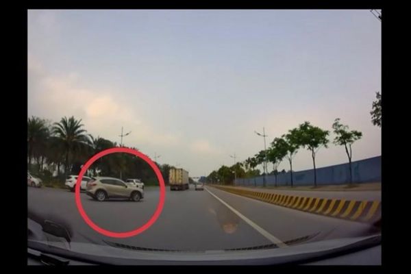 Hà Nội: tài xế xe Mazda quay đầu xe cắt qua 3 làn đường