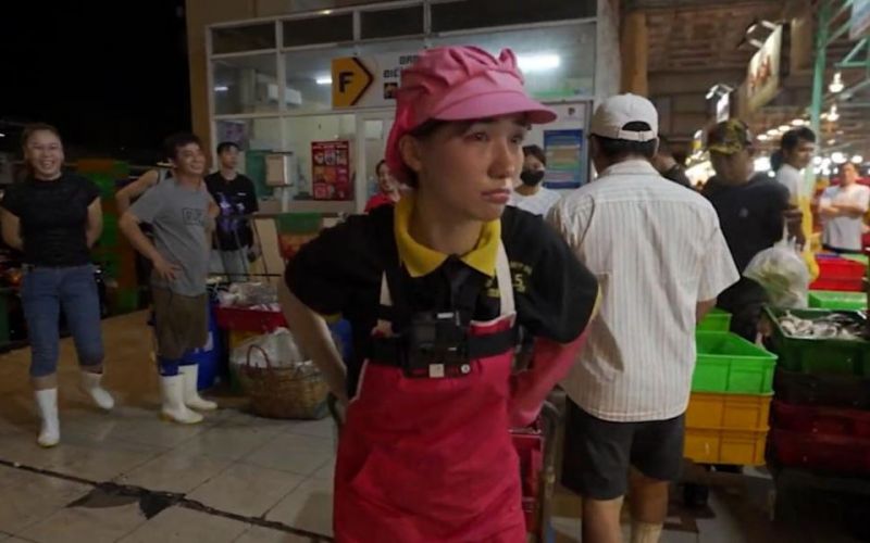 Hòa Minzy làm bốc xếp tại chợ cá, bật khóc nức nở