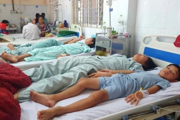 Long Khánh - Đồng Nai: 200 người bị ngộ độc do ăn bánh mì