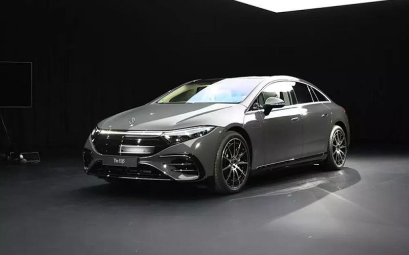 Mercedes-Benz EQS 2025 đẹp như xe xăng, BMW i7 dè chừng