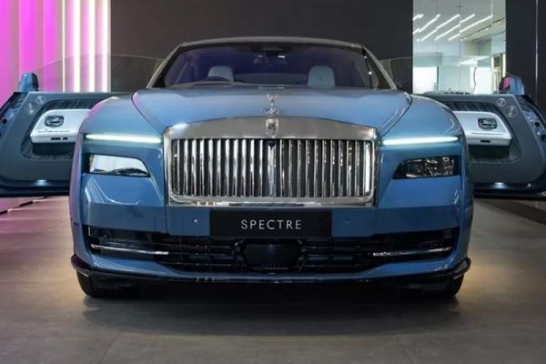 Minh Nhựa xem mắt Spectre siêu sang tại đại bản doanh Rolls-Royce