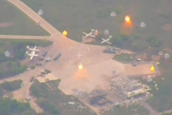 Nga tập kích căn cứ không quân Ukraine, hạ khinh khí cầu xâm nhập không phận