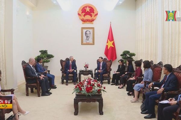 Phó thủ tướng Lê Minh Khái tiếp cựu Thủ tướng Anh