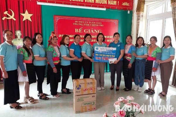 Phụ nữ Chí Linh tặng quà phụ nữ khó khăn hai huyện Mường Nhé, Tuần Giáo của Điện Biên
