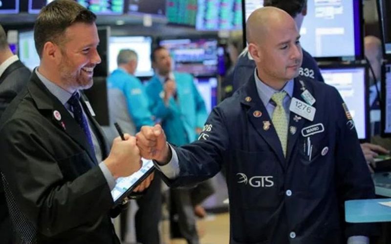 S&P 500 đóng cửa gần mức 5.000 điểm, Phố Wall lại lập kỷ lục