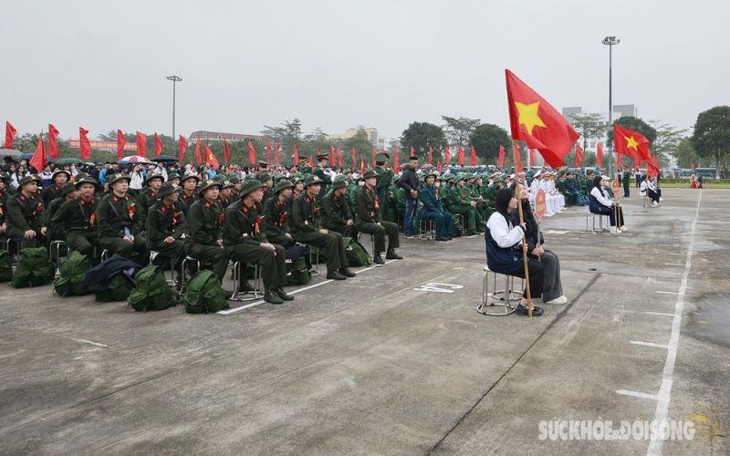 Tân binh huyện Mê Linh phấn khởi lên đường nhập ngũ