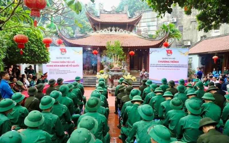 Tân binh quận Tây Hồ thực hiện lễ thề tại đền Đồng Cổ trước ngày nhập ngũ