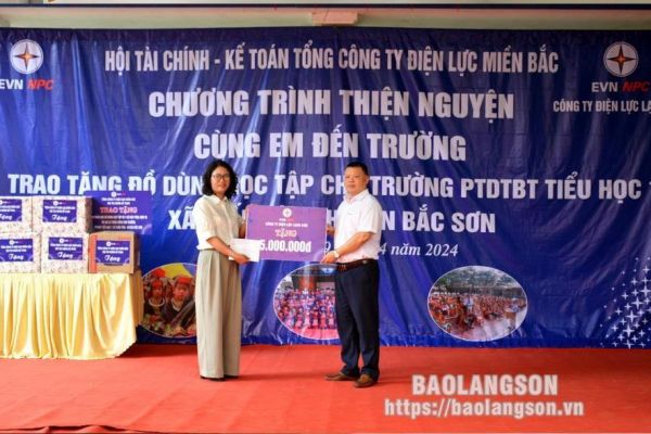 Tặng 360 phần quà cho học sinh xã Trấn Yên, huyện Bắc Sơn