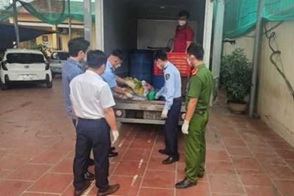 Thái Nguyên: Tiêu hủy 520kg thực phẩm đã biến đổi màu sắc, bốc mùi hôi thối