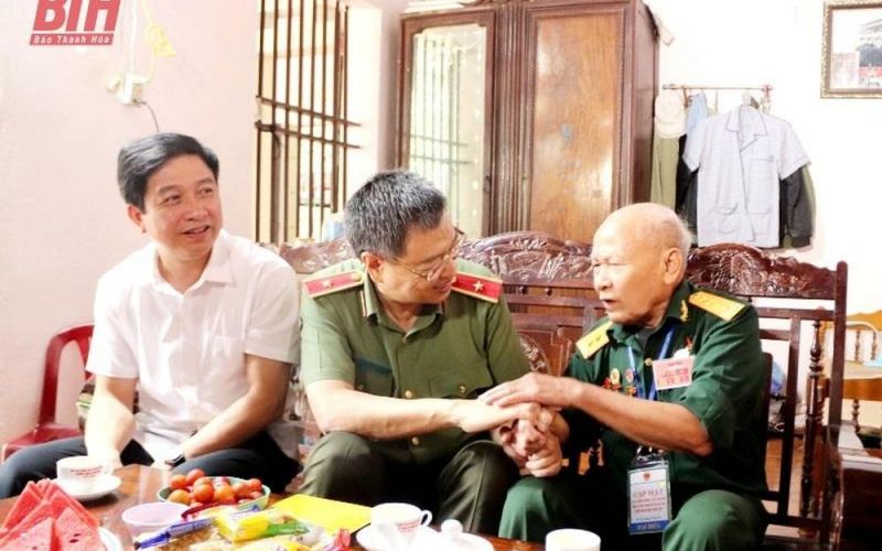Thiếu tướng, Giám đốc Công an tỉnh Trần Phú Hà thăm, tặng quà các gia đình chính sách tại huyện Yên Định