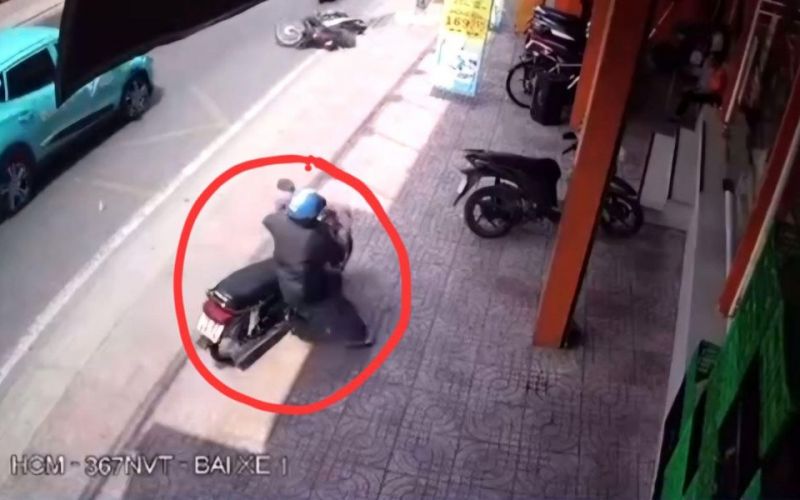 TP Hồ Chí Minh: Xe taxi công nghệ đâm hàng loạt xe máy, 4 người bị thương