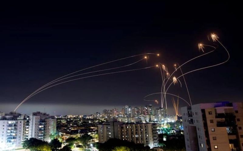 Video cảnh Iran bắn tên lửa vào mục tiêu tại Israel